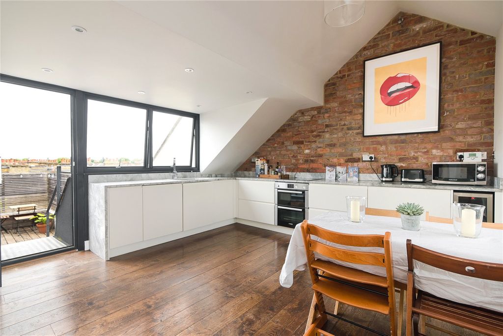 Property photo 3 of 9 Kitchen