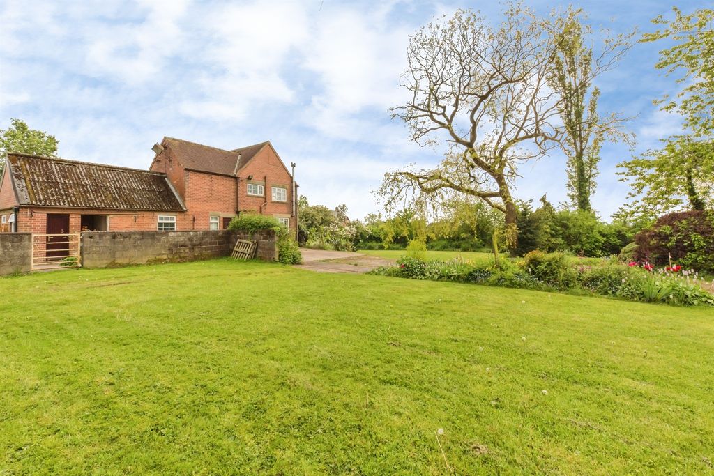 Property photo 3 of 21 Gardens: