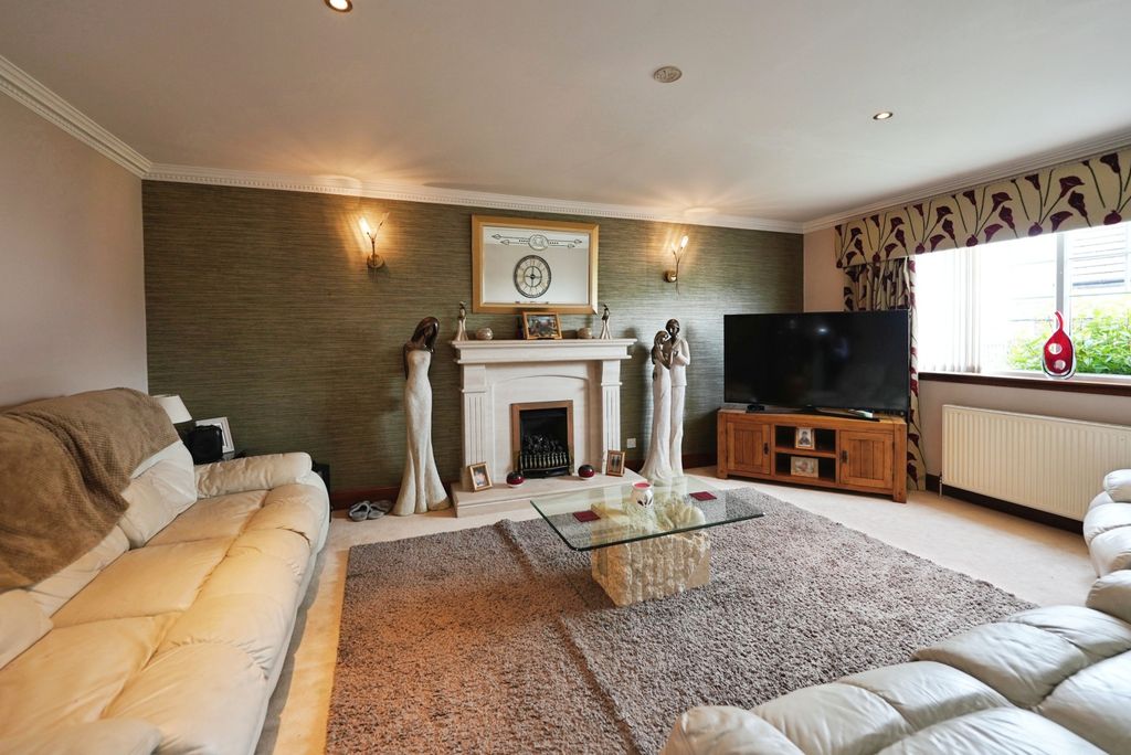 Property photo 3 of 20 Lounge