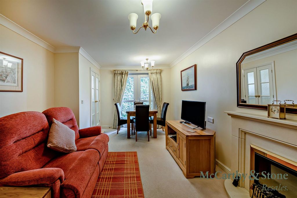 Property photo 3 of 14 8704023-Interior09-800.Jpg