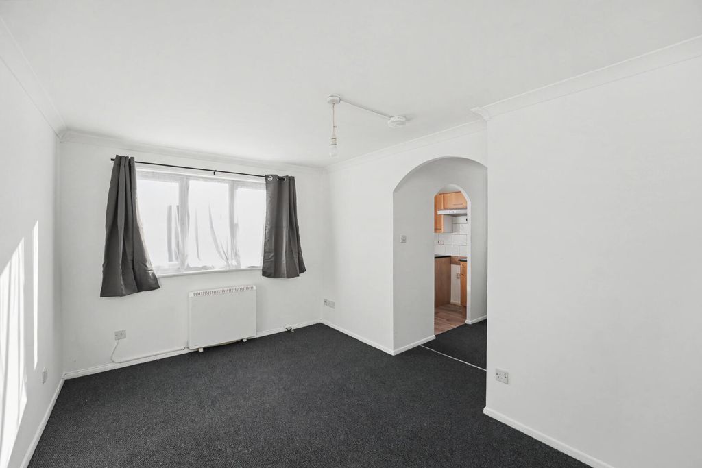 Property photo 3 of 17 Living Room