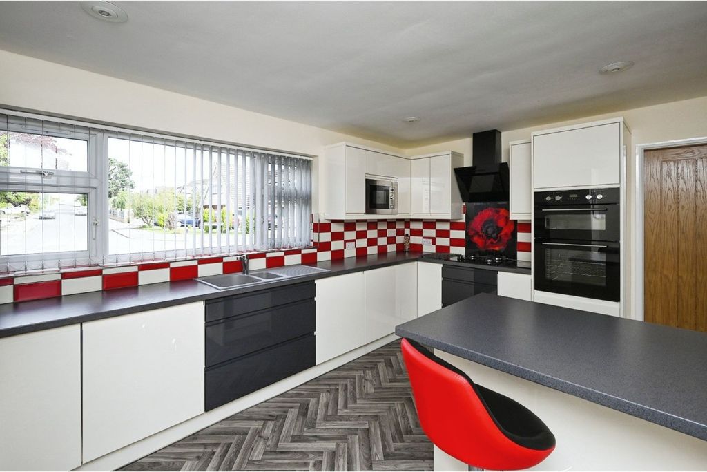 Property photo 2 of 18 Kitchen