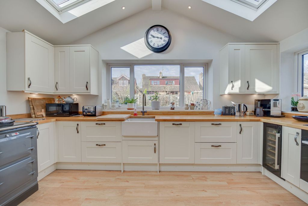 Property photo 2 of 28