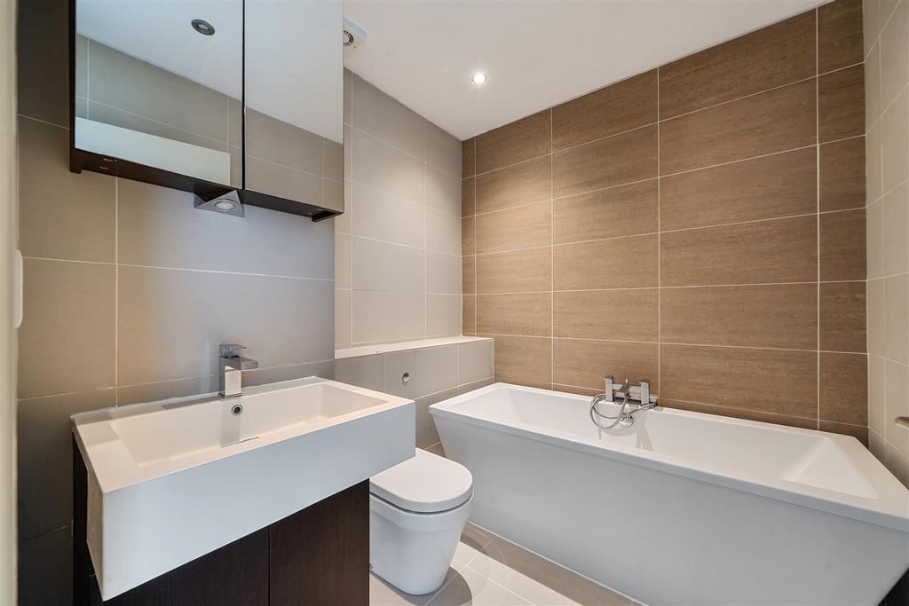 Property photo 3 of 20 Bathroom