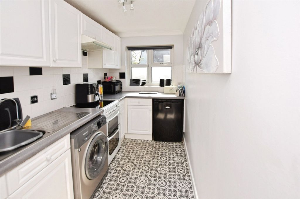 Property photo 2 of 6 Kitchen