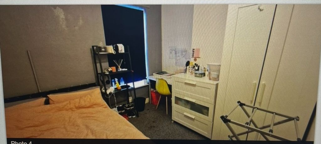 Property photo 3 of 8 A Cozy Double Bedroom Featuring A Comfortable Bed ...