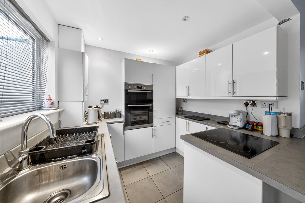 Property photo 3 of 20 Kitchen