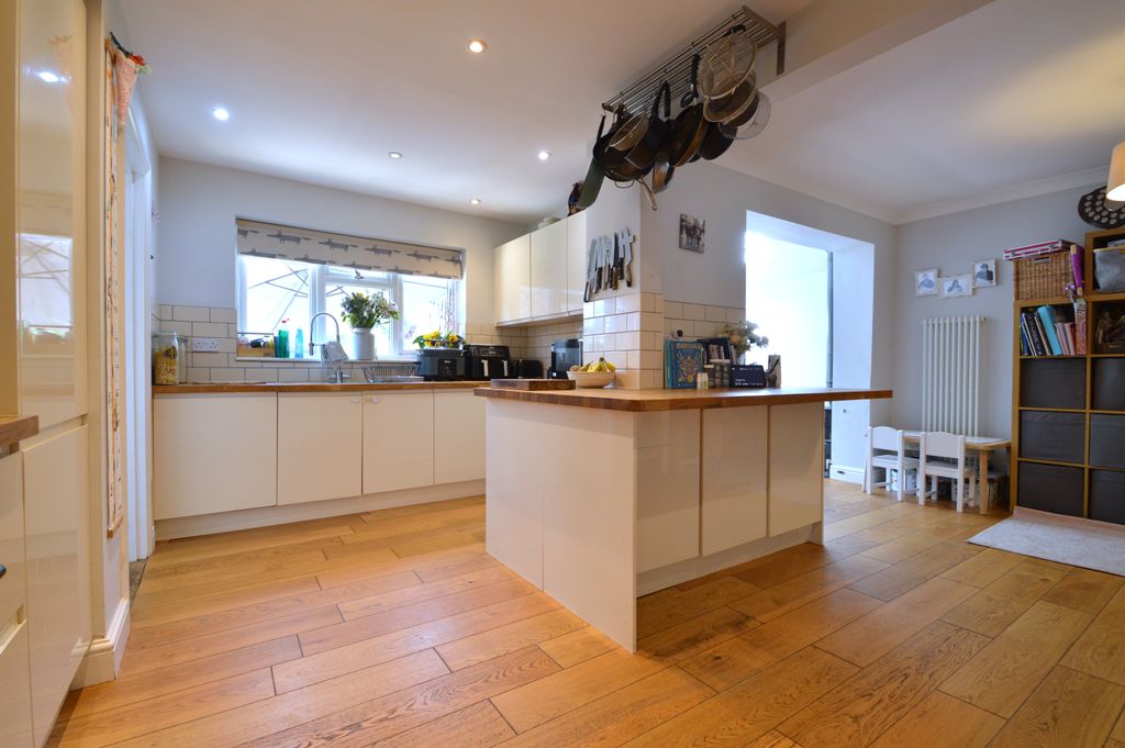 Property photo 2 of 25