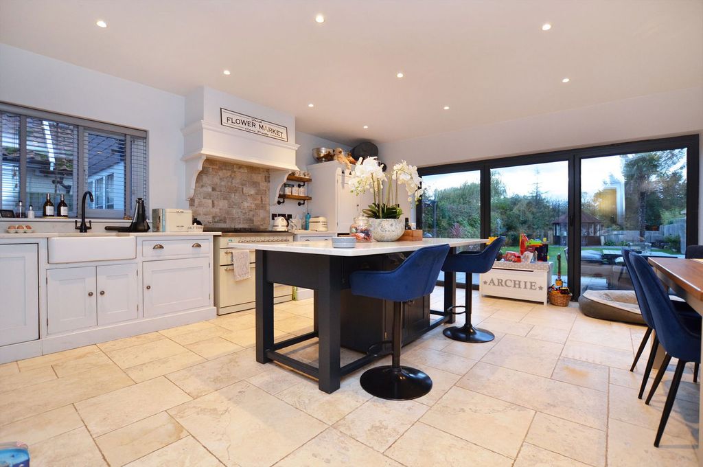 Property photo 2 of 30