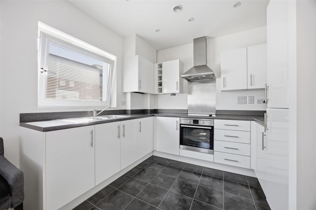 Property photo 3 of 18 Kitchen
