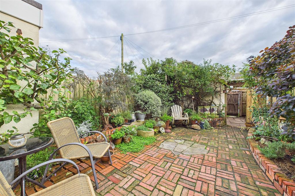 Property photo 2 of 18