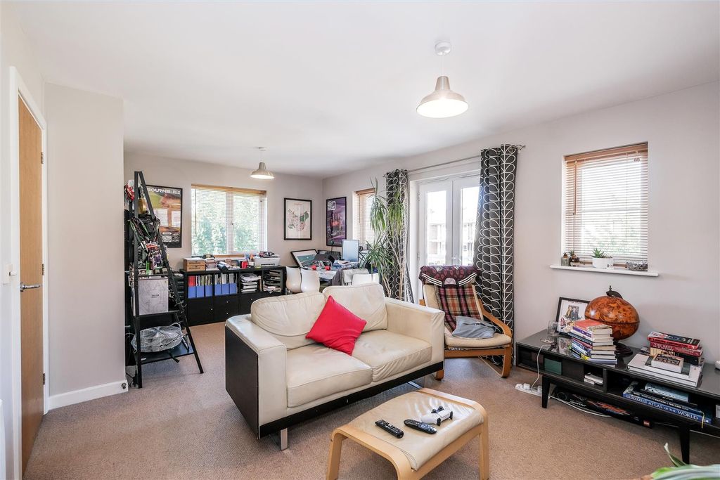 Property photo 3 of 13 8 Alveston Square-5.Jpg