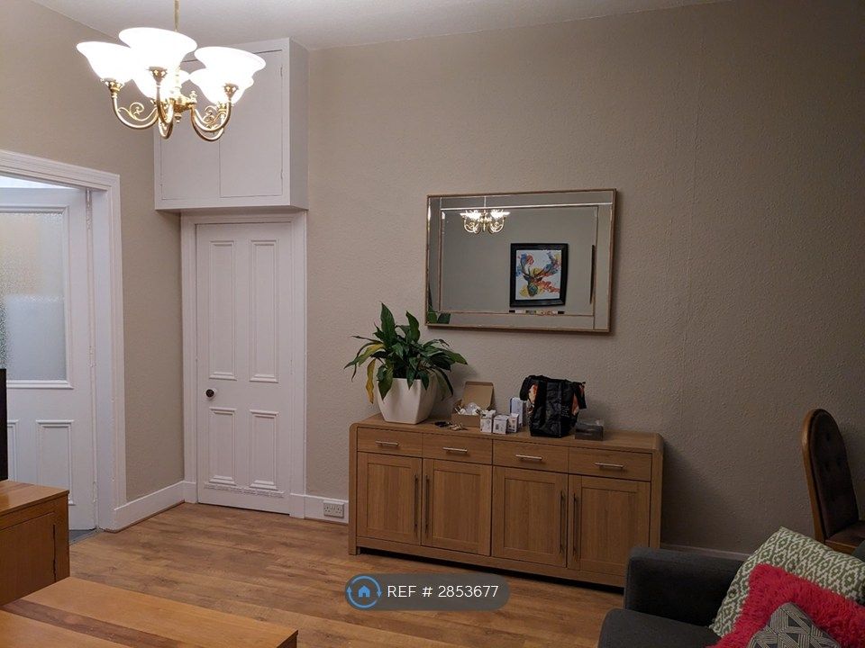 Property photo 3 of 10 Living / Dining 3