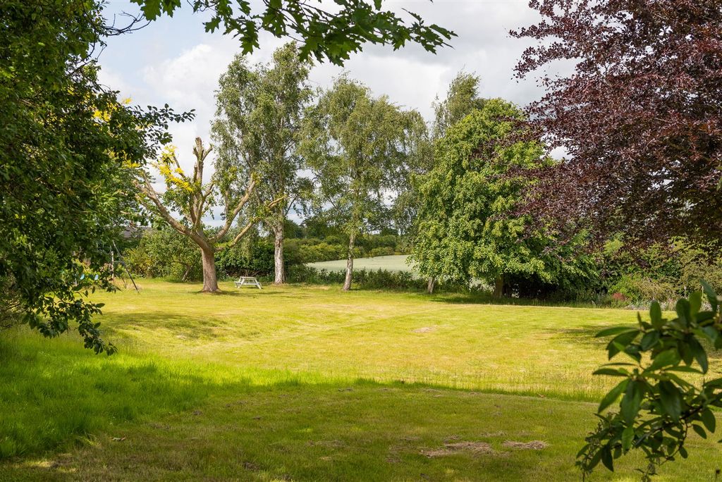 Property photo 2 of 31 Oak_71.Jpg