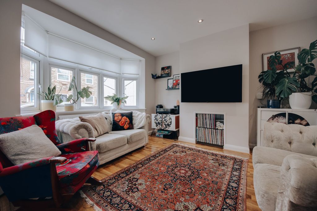 Property photo 1 of 11 Living Room