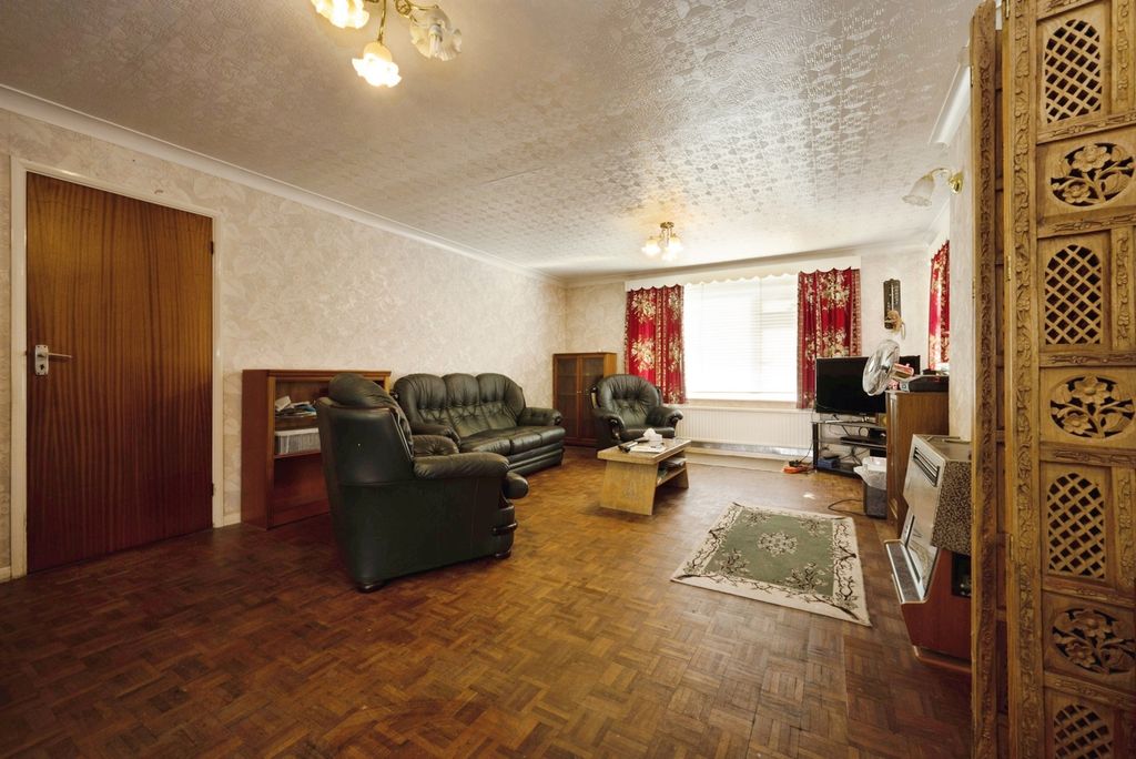 Property photo 2 of 14 Lounge