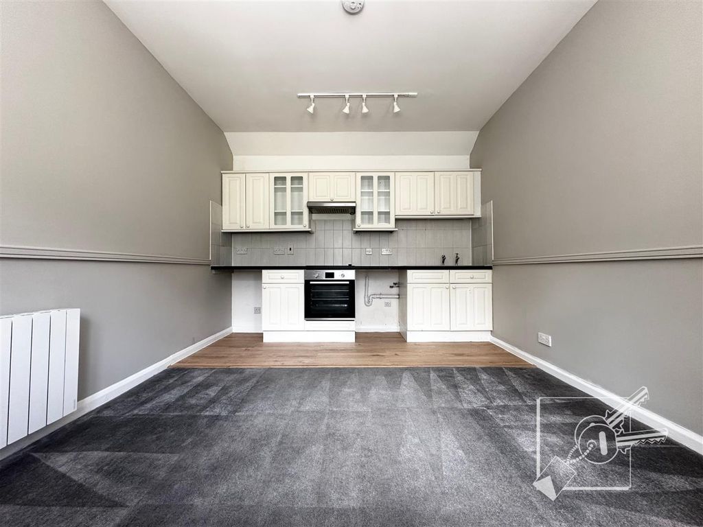 Property photo 3 of 11 Living Room/ Kitchen