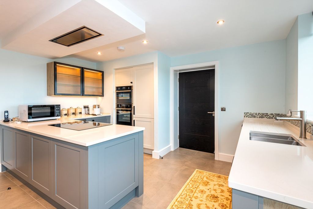 Property photo 2 of 29 Dining Kitchen
