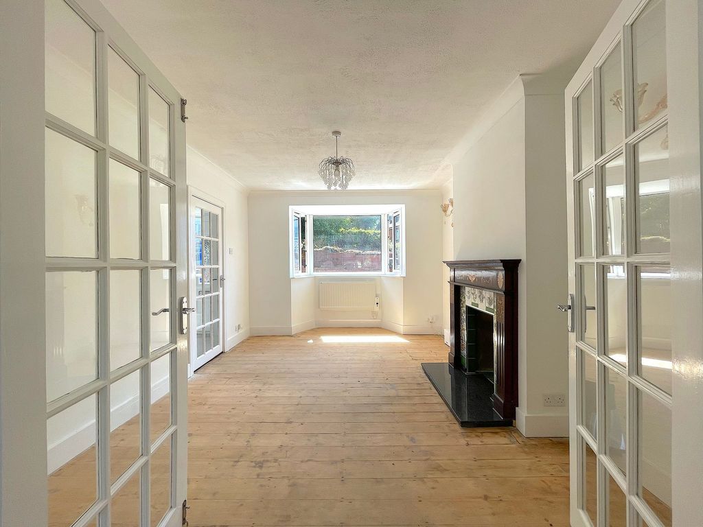 Property photo 3 of 19 Living Room (1)