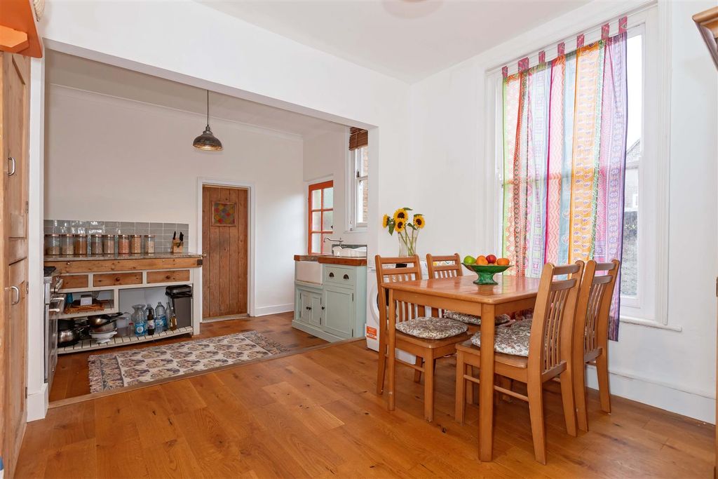 Property photo 3 of 29 6 Bath Rd_13.Jpg