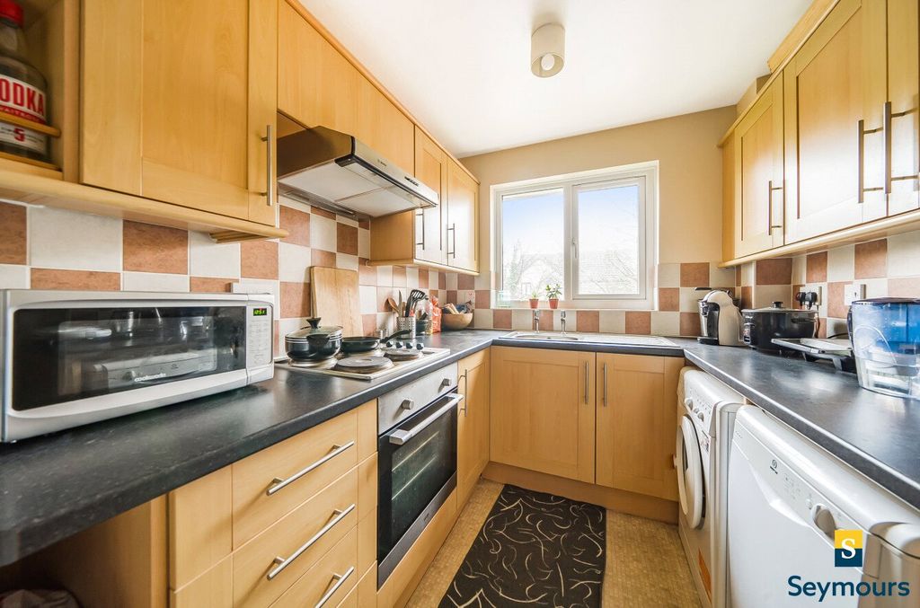 Property photo 2 of 11 Kitchen