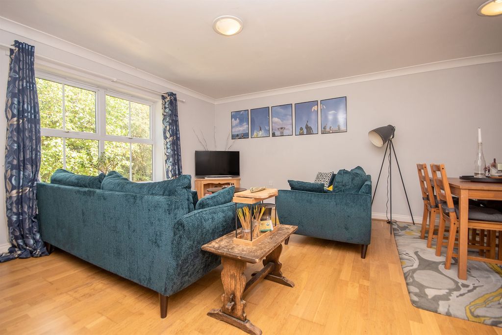 Property photo 3 of 11