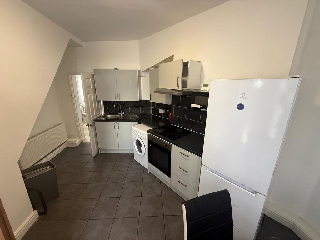 Property photo 3 of 8 Kitchen