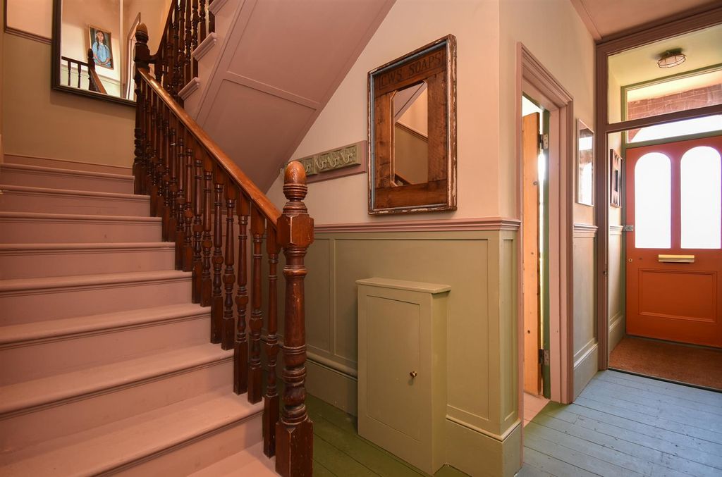 Property photo 3 of 28 Entrance Hall