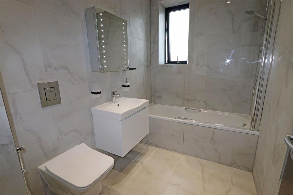 Property photo 3 of 7 Bathroom
