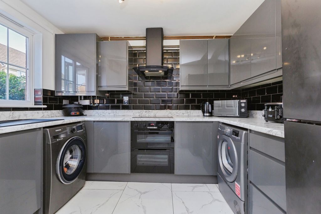 Property photo 3 of 17 Kitchen