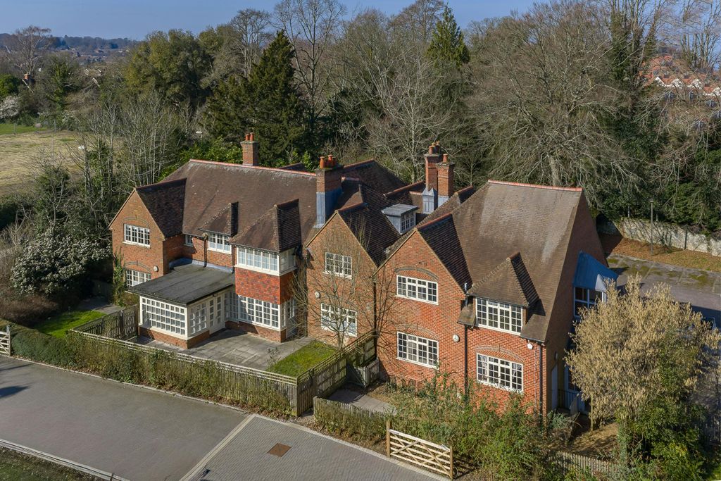 Property photo 1 of 6 37-Four_Chimneys_Winton_Close_So22.Jpg