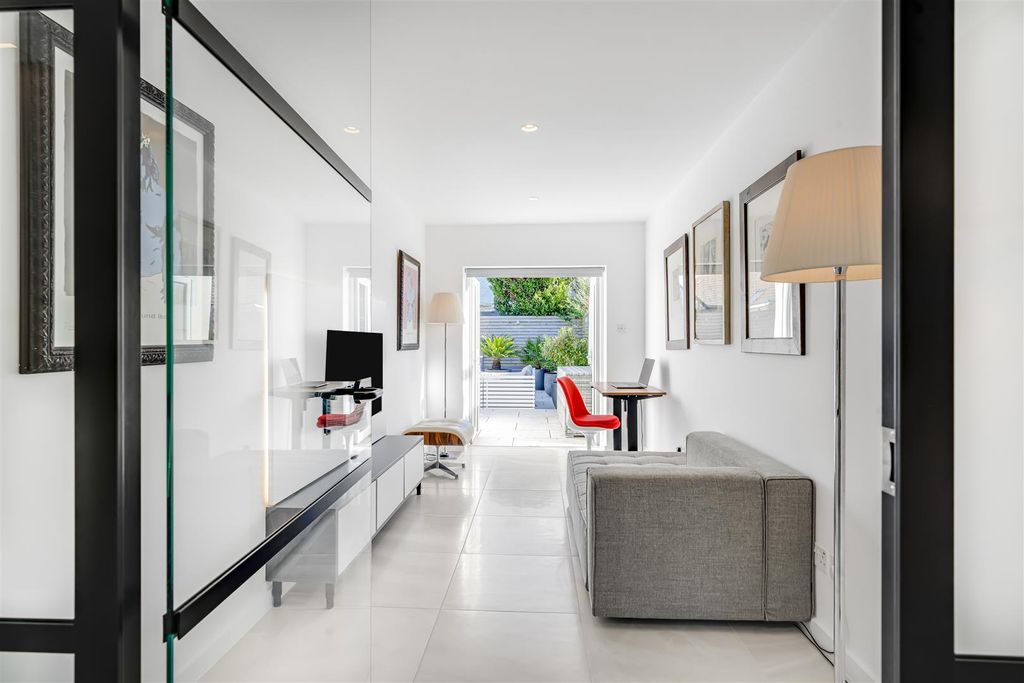 Property photo 3 of 24 Cbed4A.Jpg