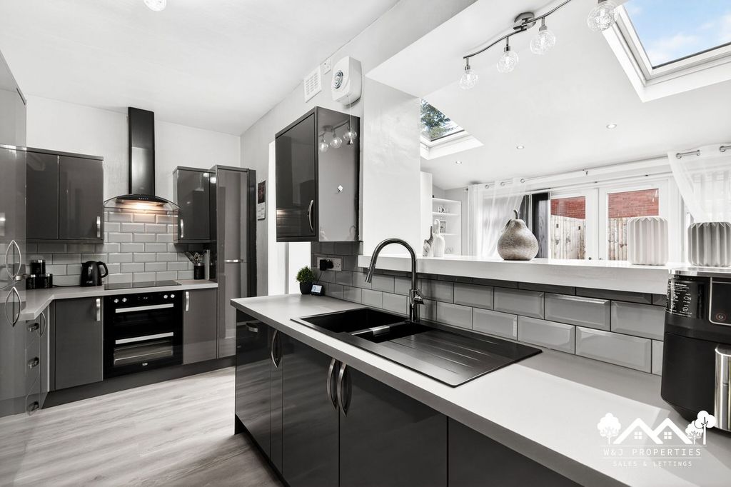 Property photo 3 of 33