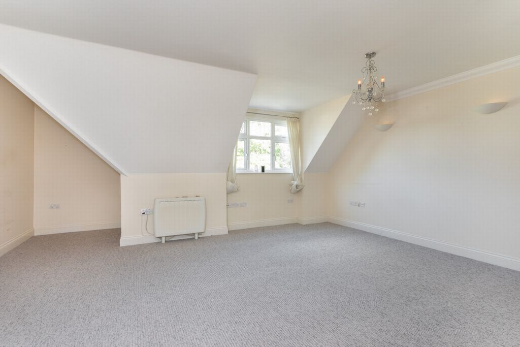 Property photo 3 of 18 Living Space