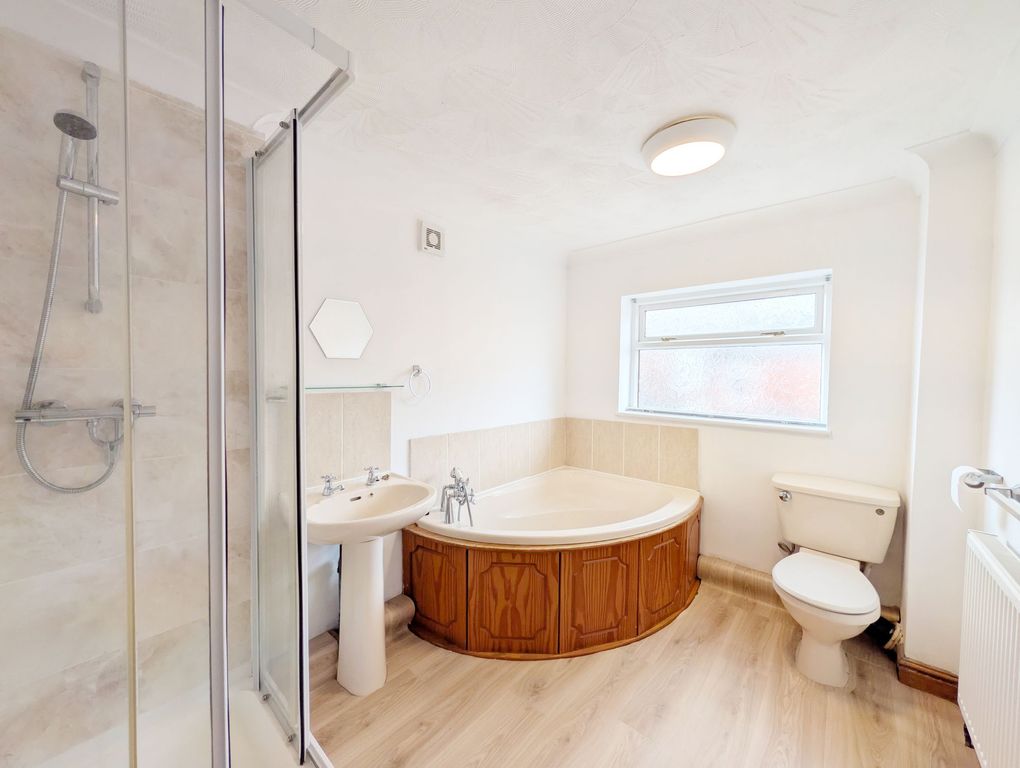 Property photo 2 of 7 Bathroom