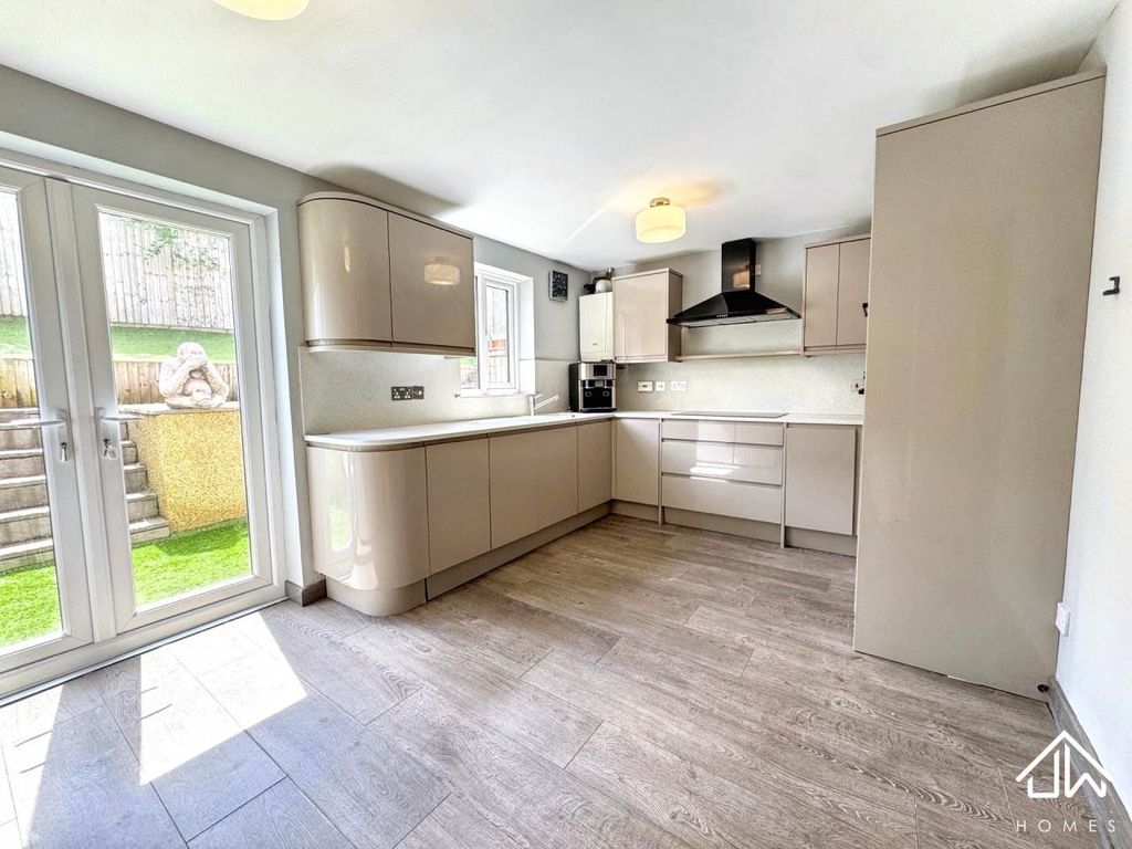 Property photo 3 of 16 Kitchen