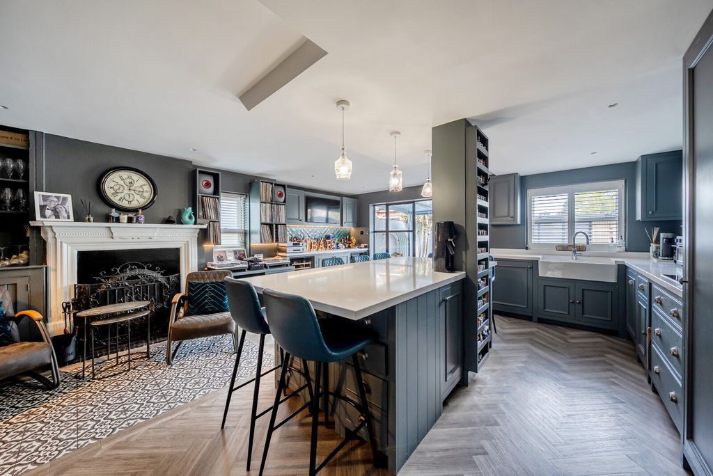 Property photo 2 of 21 1446563-10-69E0d0...