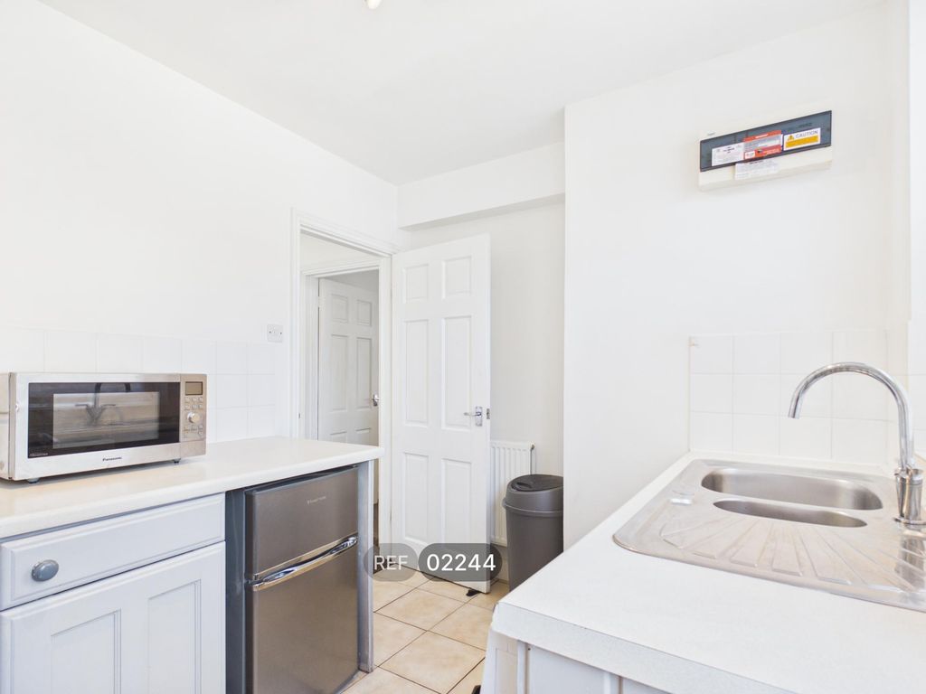 Property photo 3 of 12 Kitchen