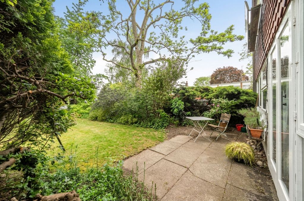 Property photo 2 of 10 Shared Garden