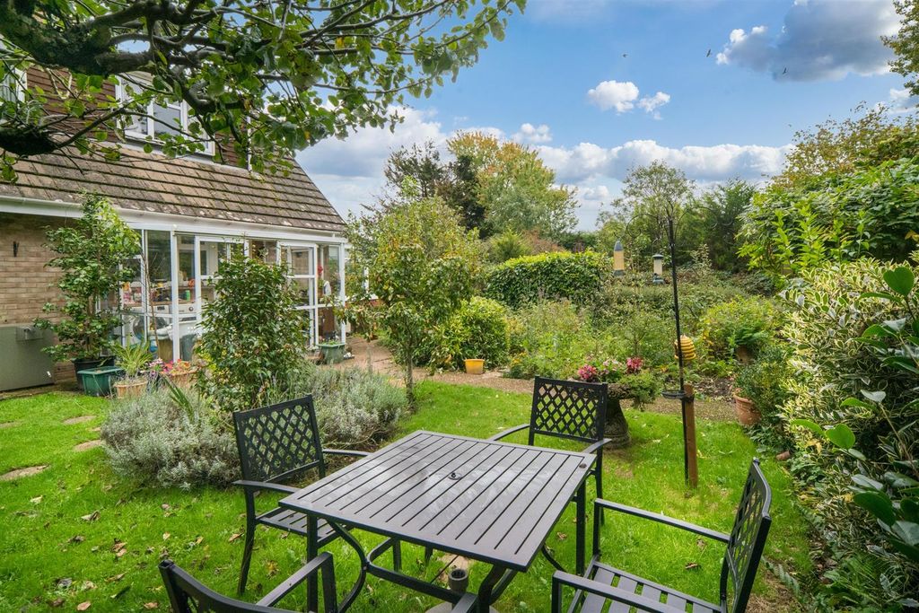 Property photo 3 of 16 Gardens
