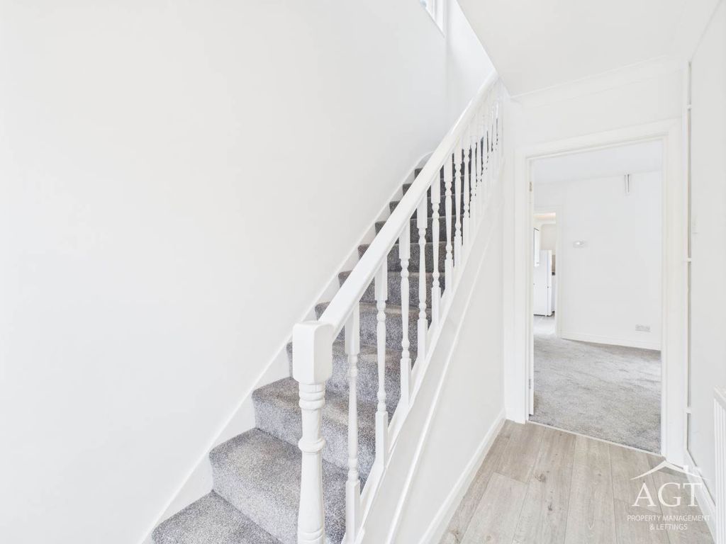 Property photo 2 of 17 Entrance Hall