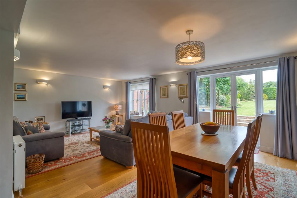 Property photo 2 of 12 Dining/Sitting Room