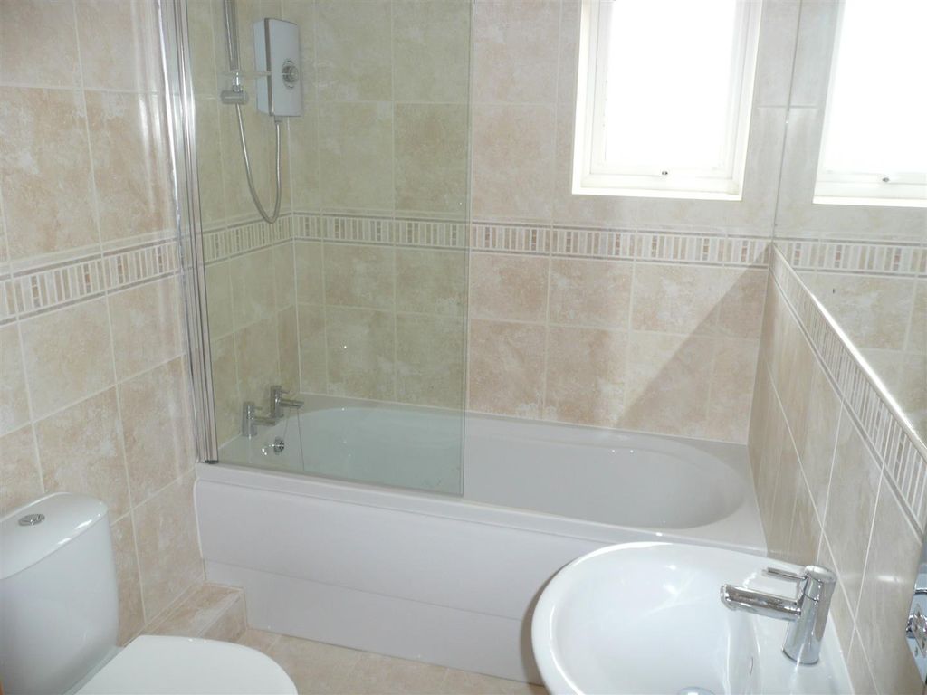 Property photo 2 of 8 Bathroom