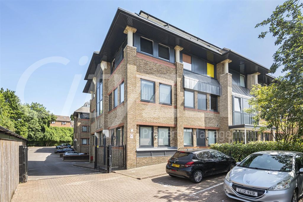 Property photo 1 of 22 77 Aldenham Road