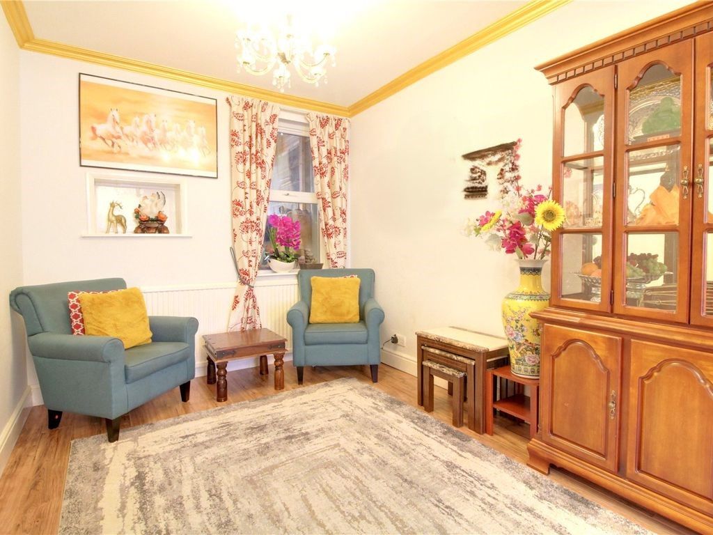 Property photo 3 of 12 Lounge 2