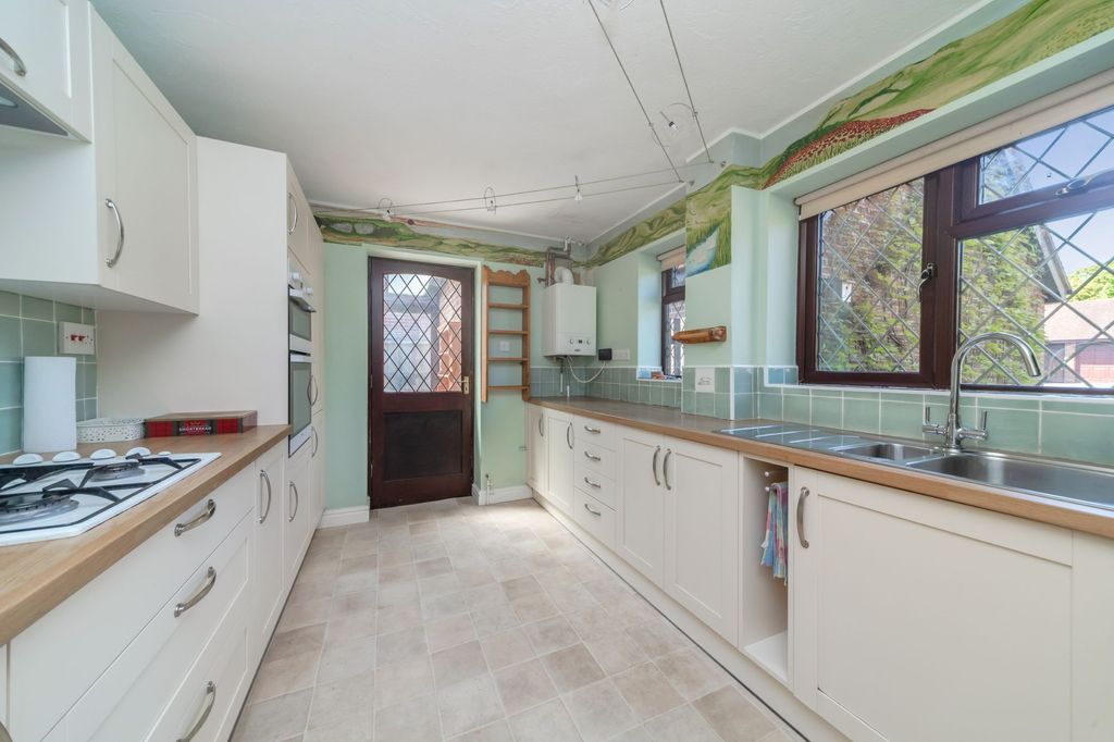 Property photo 2 of 28