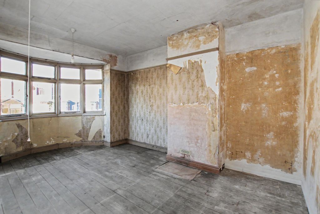Property photo 2 of 19 438 Victoria Road, Stoke-On-Trent, St1 3Je