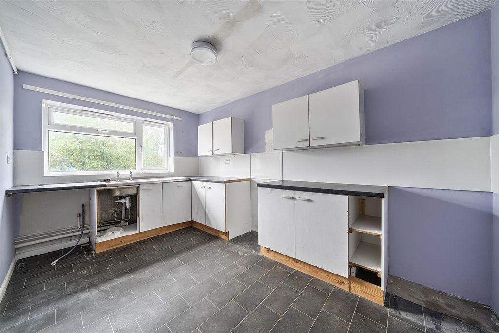 Property photo 3 of 10 Kitchen