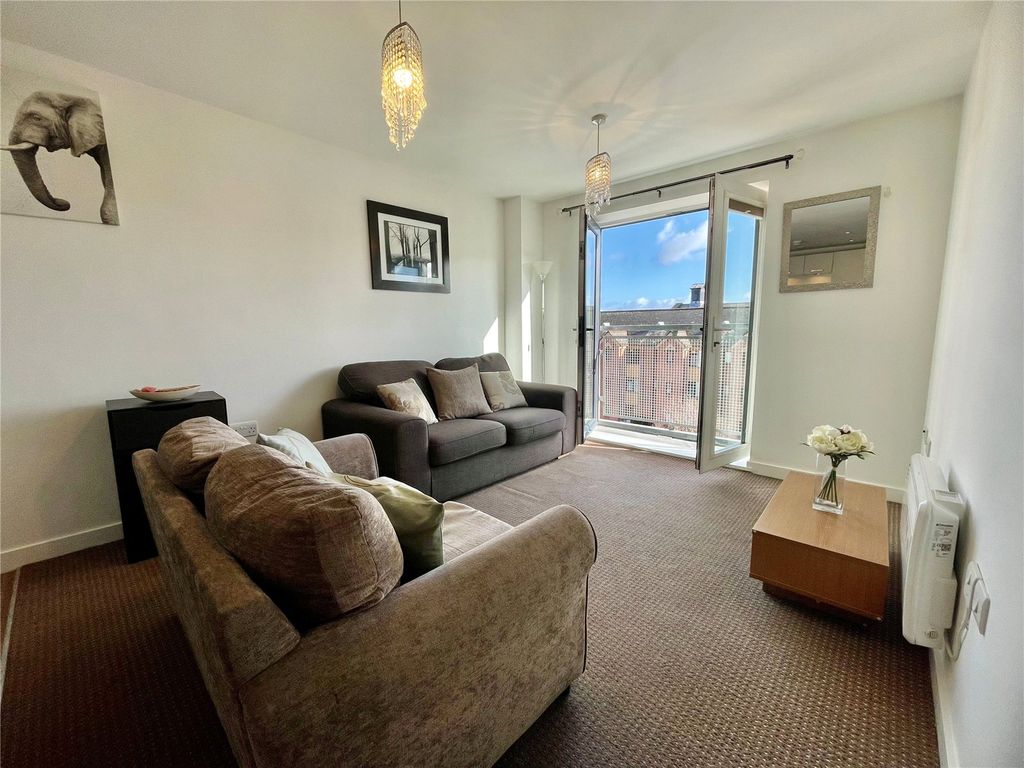 Property photo 3 of 11 Lounge