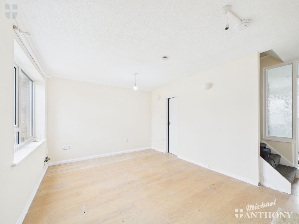 Property photo 3 of 8 Cam02773G0-Pr0381-Still009